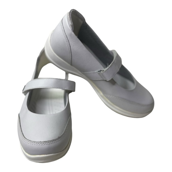 Crocs Women’s Saffron White Leather Mary Jane Shoes - Picture 3 of 9
